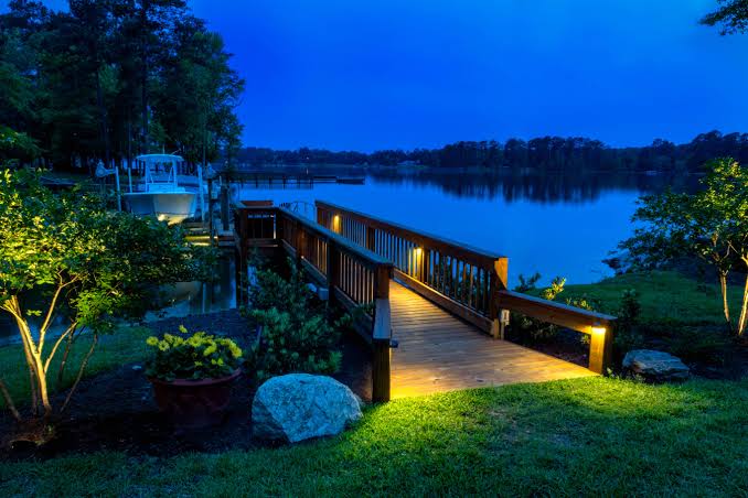 LIGHTING TECHNIQUES FOR PONDS AND FOUNTAINS